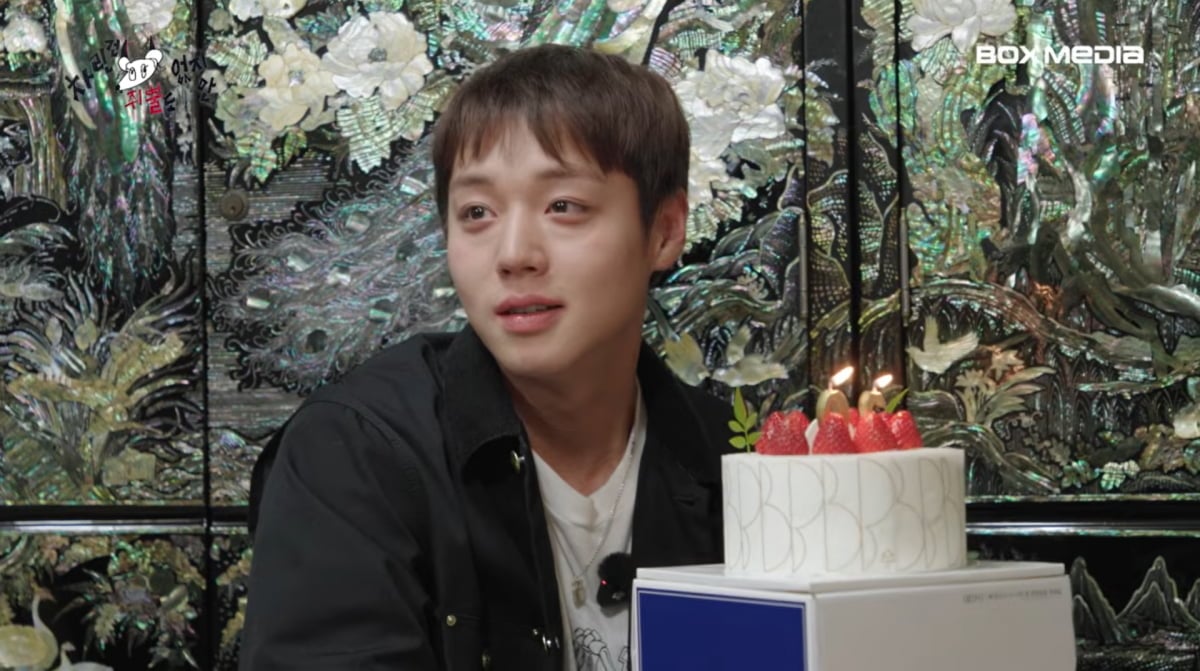 노란 수영복에 섹시한 몸매 어필하는 존예 처자