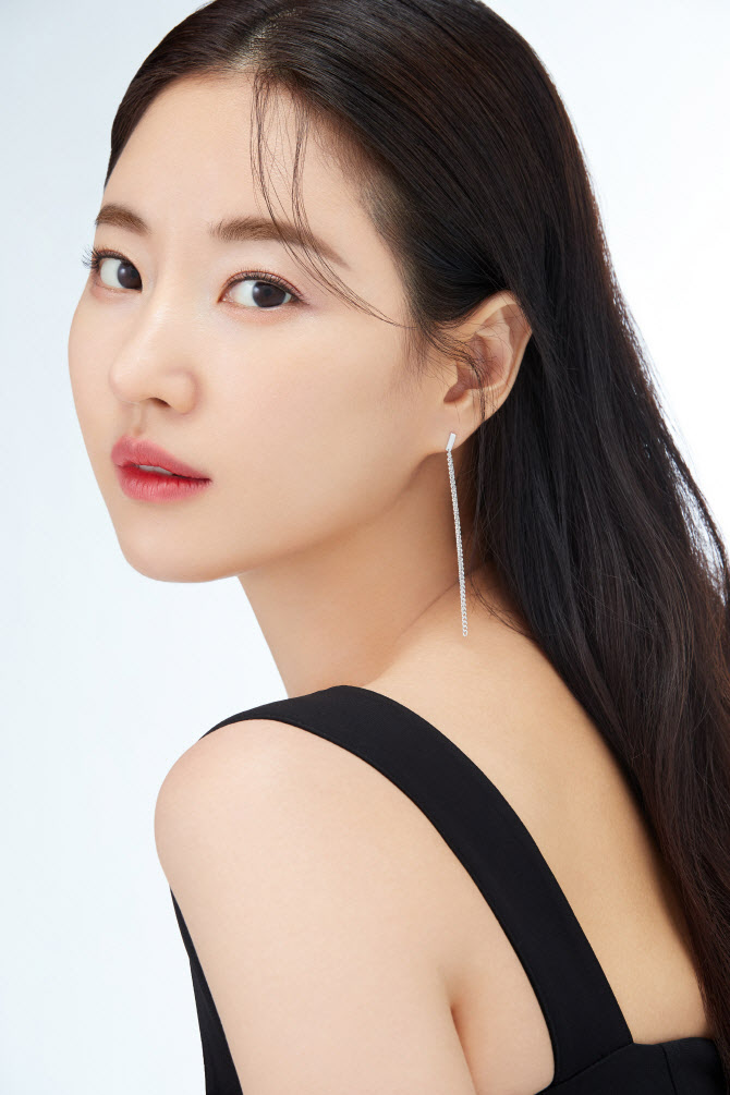 노란 수영복에 섹시한 몸매 어필하는 존예 처자