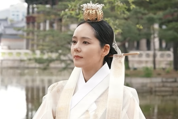 노란 수영복에 섹시한 몸매 어필하는 존예 처자