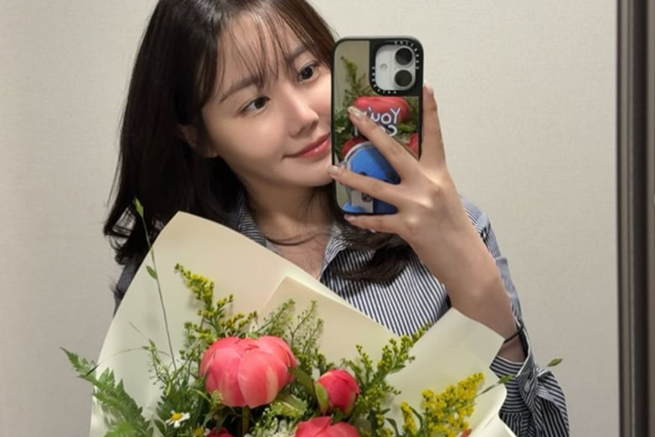 노란 수영복에 섹시한 몸매 어필하는 존예 처자