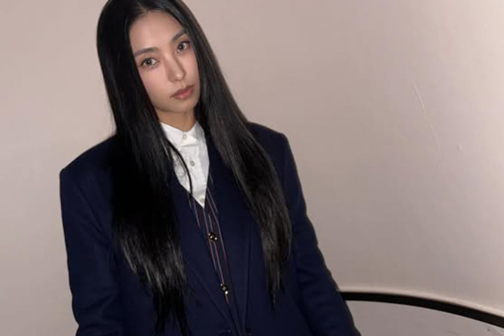 노란 수영복에 섹시한 몸매 어필하는 존예 처자