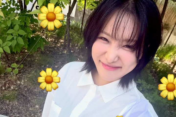 노란 수영복에 섹시한 몸매 어필하는 존예 처자