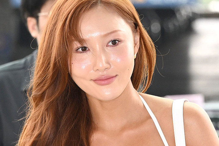 노란 수영복에 섹시한 몸매 어필하는 존예 처자