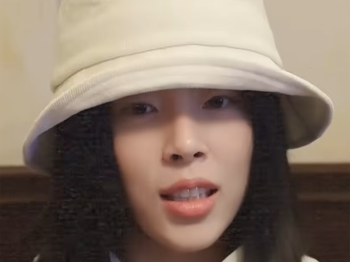 노란 수영복에 섹시한 몸매 어필하는 존예 처자