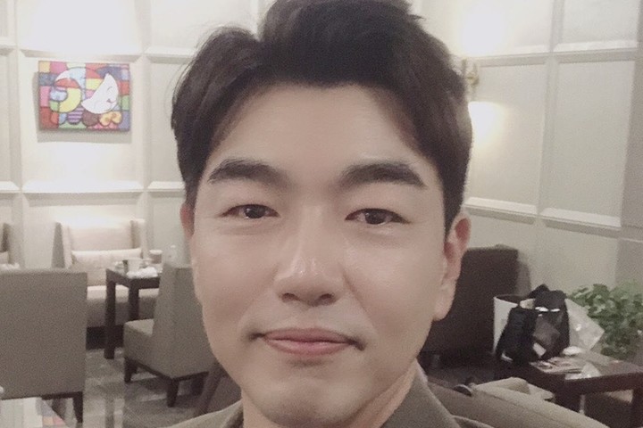노란 수영복에 섹시한 몸매 어필하는 존예 처자