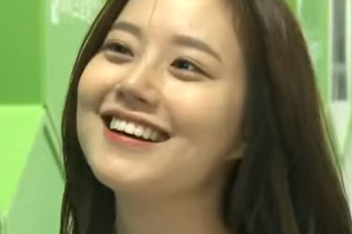 노란 수영복에 섹시한 몸매 어필하는 존예 처자
