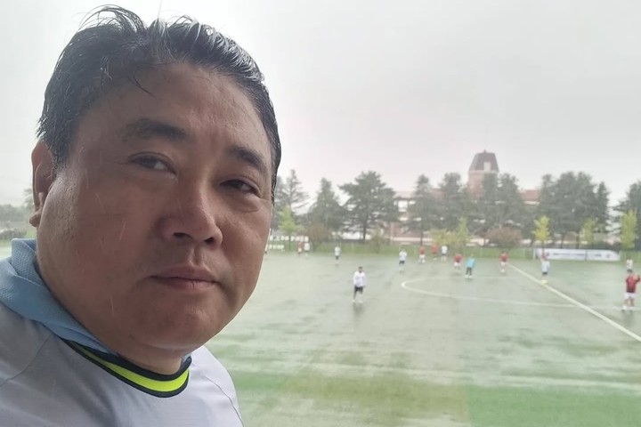 노란 수영복에 섹시한 몸매 어필하는 존예 처자