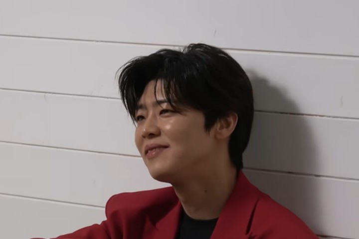 노란 수영복에 섹시한 몸매 어필하는 존예 처자