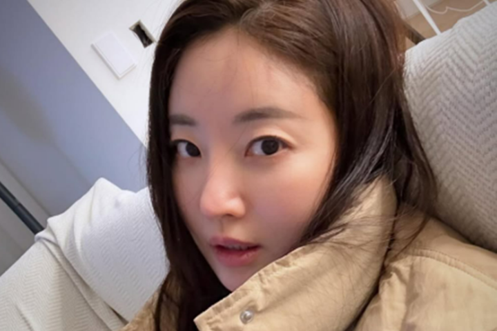 노란 수영복에 섹시한 몸매 어필하는 존예 처자