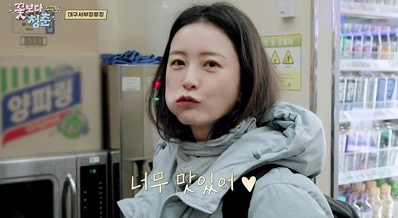 노란 수영복에 섹시한 몸매 어필하는 존예 처자