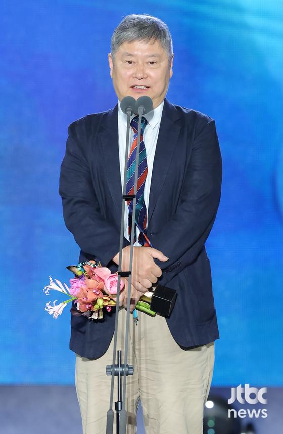 8일 오후 서울 강남구 코엑스 D홀에서 '제62회 백상예술대상'이 개최됐다. 강승원 감독이 방송부문 예술상을 수상하고 소감을 말하고 있다. 방송·영화·연극과 뮤지컬을 아우르는 국내 유일무이 종합 예술 시상식 '제62회 백상예술대상 with 구찌'가 8일 오후 7시 50분 서울 강남구 코엑스 D홀에서 개최된다.?JTBC·JTBC2·JTBC4에서 동시 생중계되며, 네이버에서 디지털 독점 생중계된다. 특별취재반 / 2026. 05. 08/