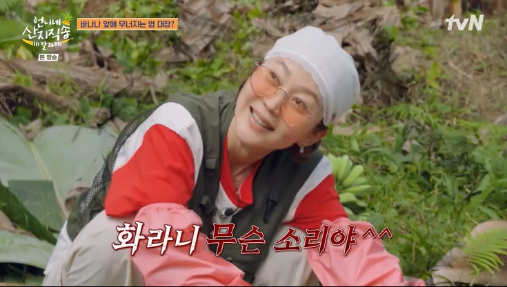 노란 수영복에 섹시한 몸매 어필하는 존예 처자