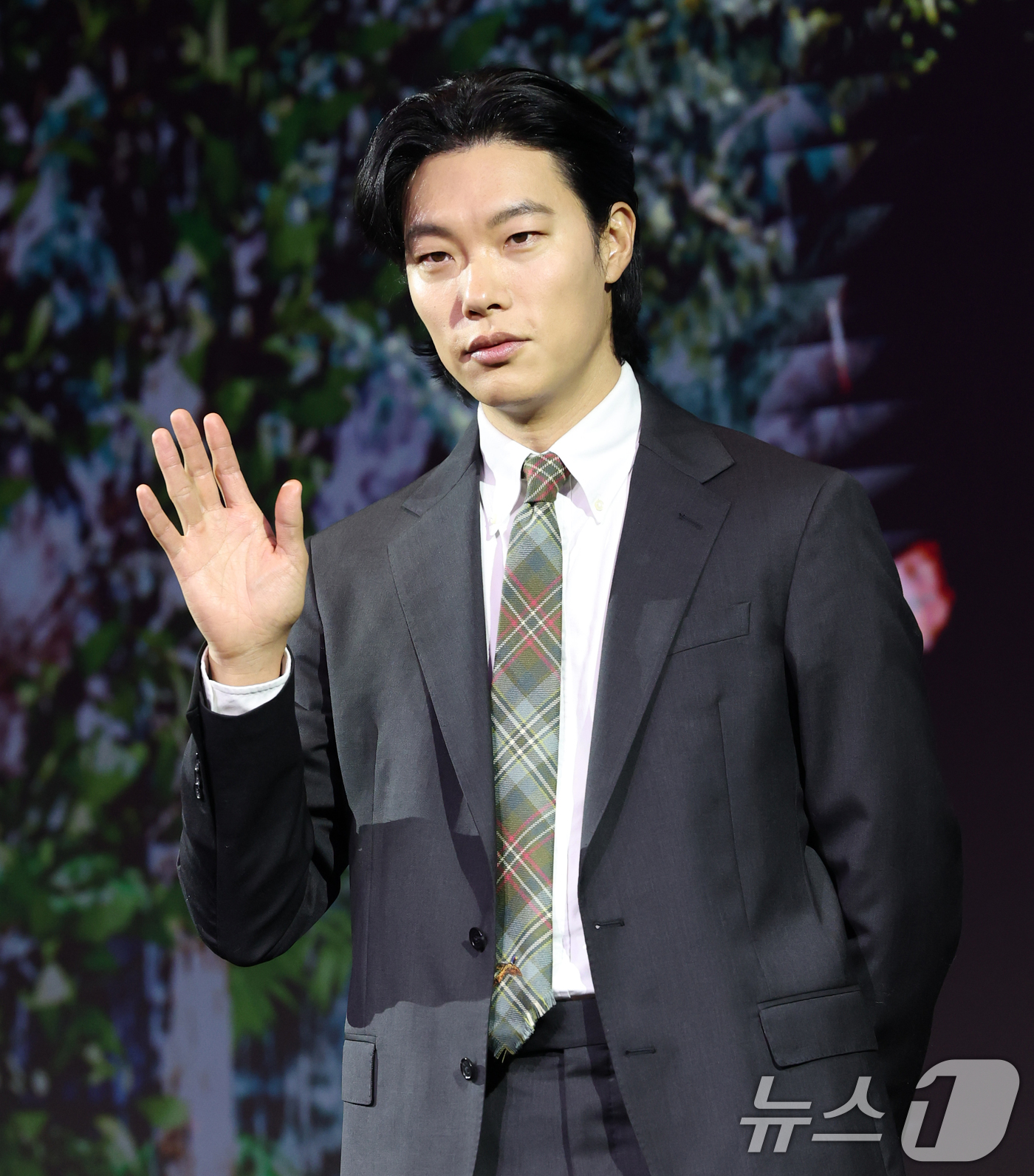 노란 수영복에 섹시한 몸매 어필하는 존예 처자