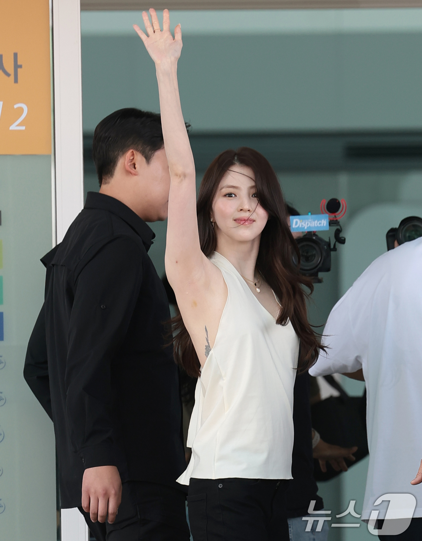 배우 한소희가 해외 일정을 위해 15일 오전 인천국제공항을 통해 프랑스 파리로 출국하기 전 인사를 하고 있다.  ⓒ 뉴스1 권현진 기자
