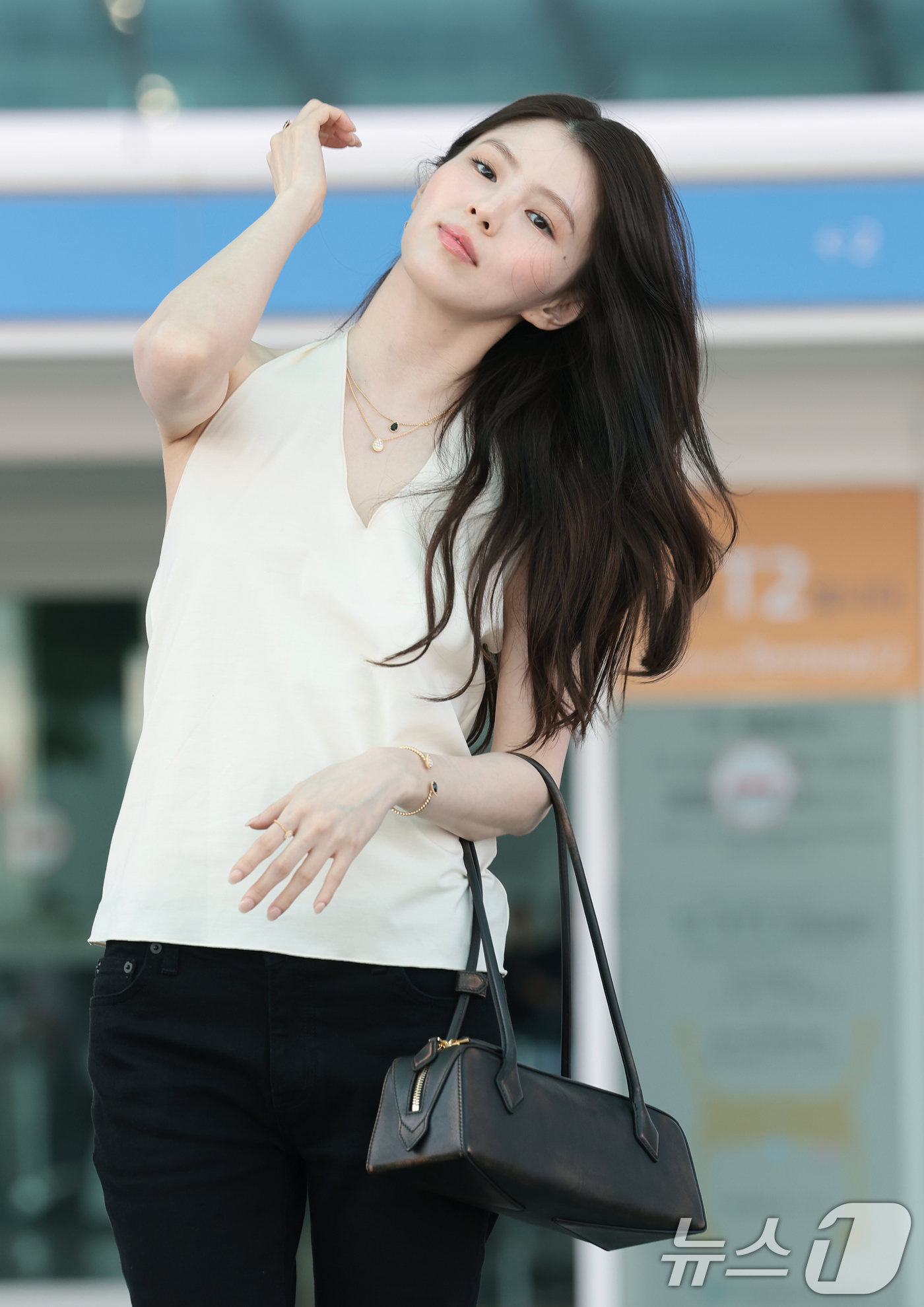 배우 한소희가 해외 일정을 위해 15일 오전 인천국제공항을 통해 프랑스 파리로 출국하고 있다. ⓒ 뉴스1 권현진 기자