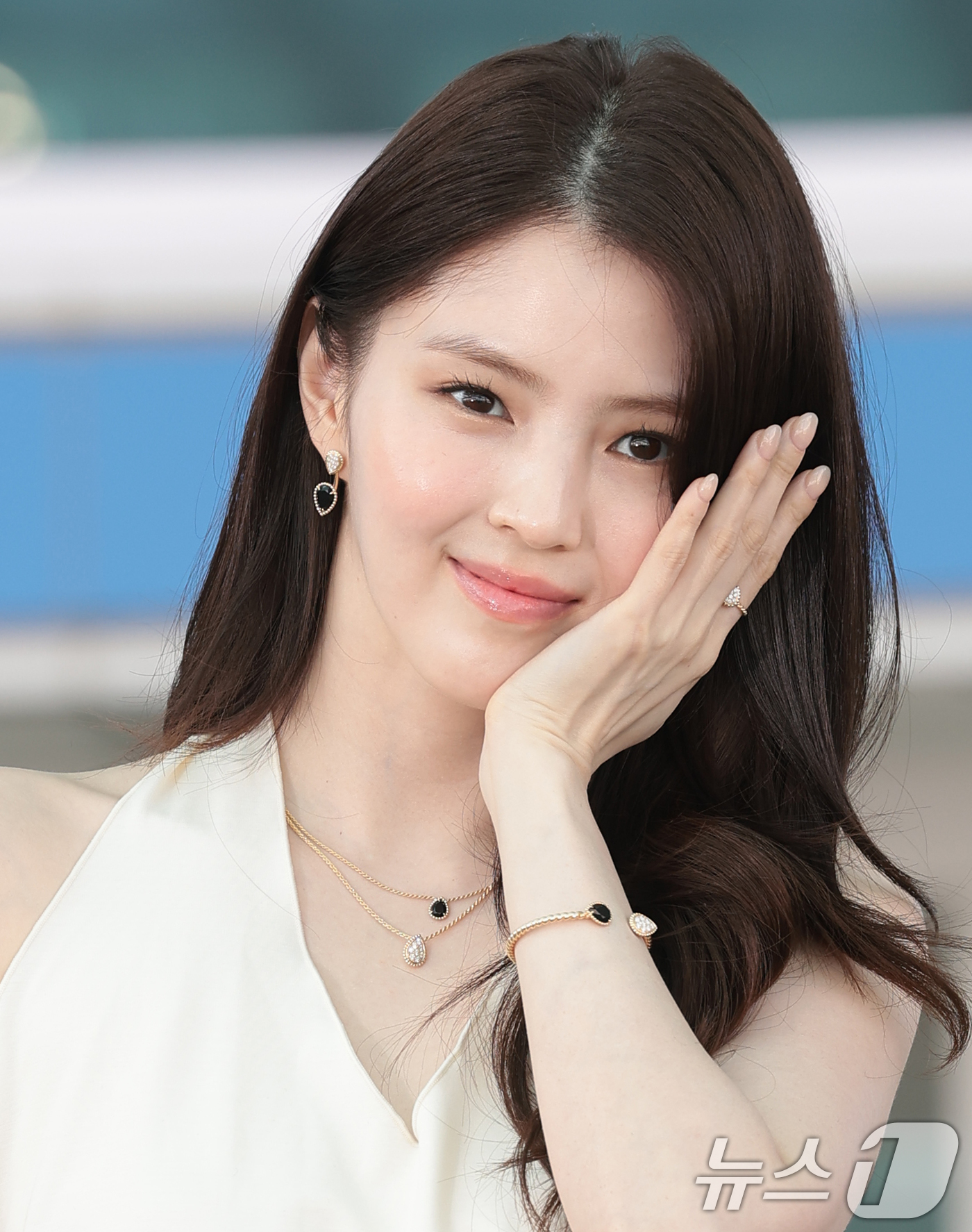 배우 한소희가 해외 일정을 위해 15일 오전 인천국제공항을 통해 프랑스 파리로 출국하기 꽃받침 포즈를 취하고 있다. ⓒ 뉴스1 권현진 기자