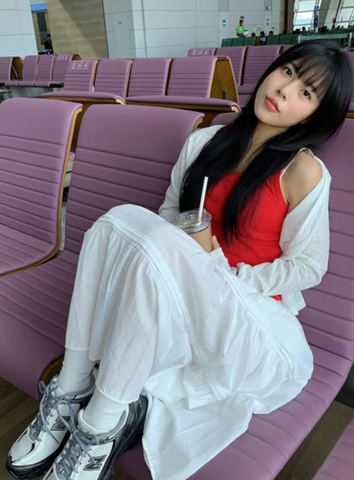 노란 수영복에 섹시한 몸매 어필하는 존예 처자