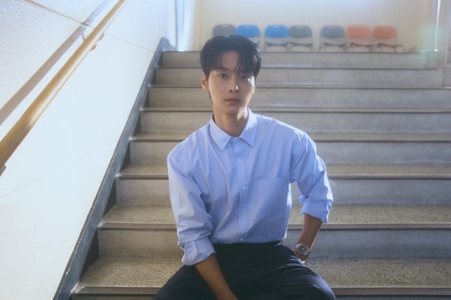 노란 수영복에 섹시한 몸매 어필하는 존예 처자