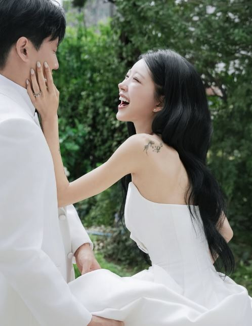 노란 수영복에 섹시한 몸매 어필하는 존예 처자