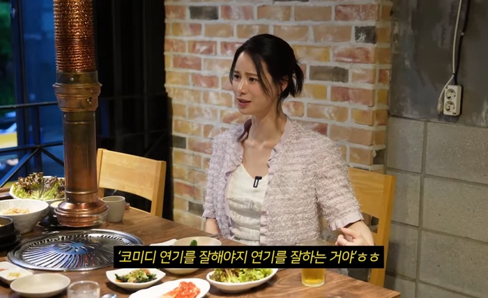 노란 수영복에 섹시한 몸매 어필하는 존예 처자