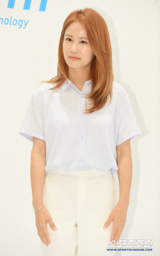 노란 수영복에 섹시한 몸매 어필하는 존예 처자