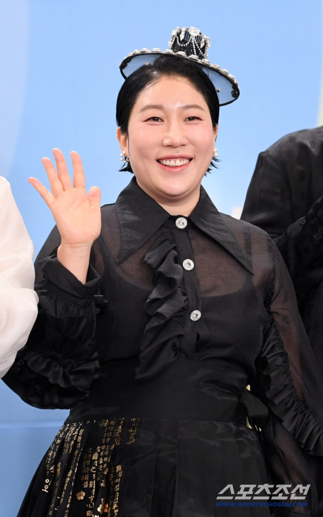 노란 수영복에 섹시한 몸매 어필하는 존예 처자