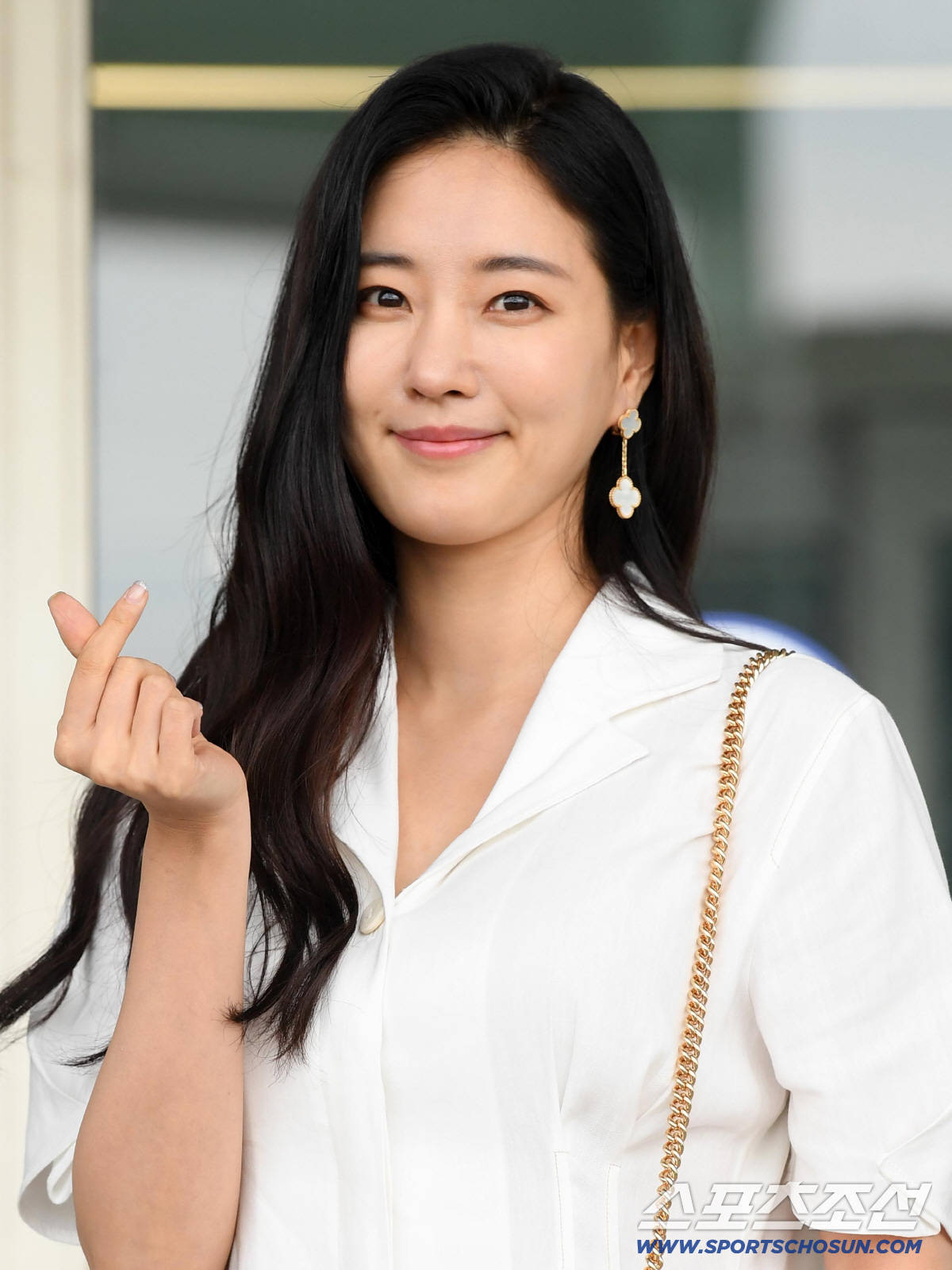 노란 수영복에 섹시한 몸매 어필하는 존예 처자