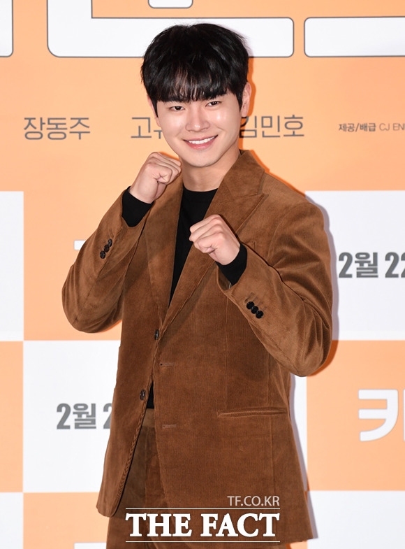 노란 수영복에 섹시한 몸매 어필하는 존예 처자