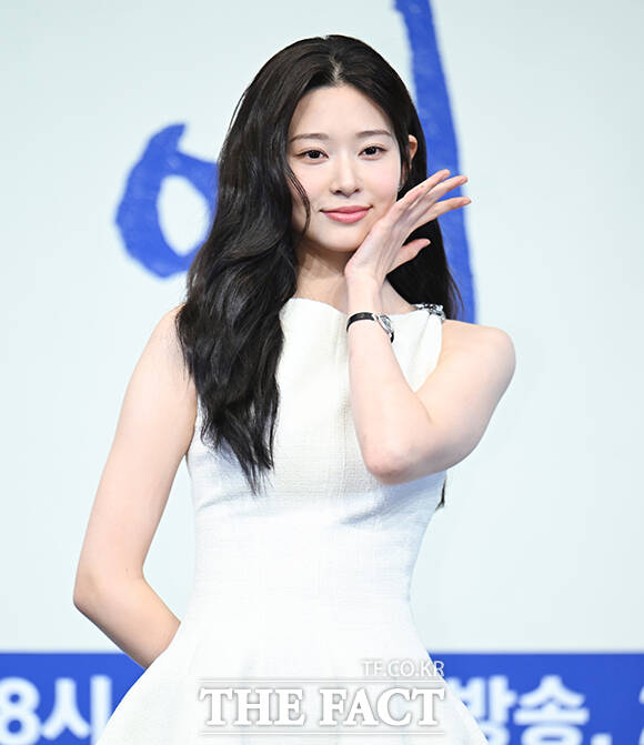 노란 수영복에 섹시한 몸매 어필하는 존예 처자