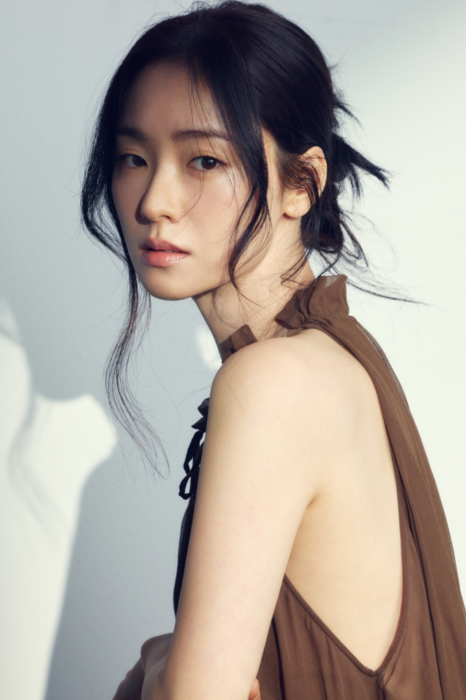 노란 수영복에 섹시한 몸매 어필하는 존예 처자