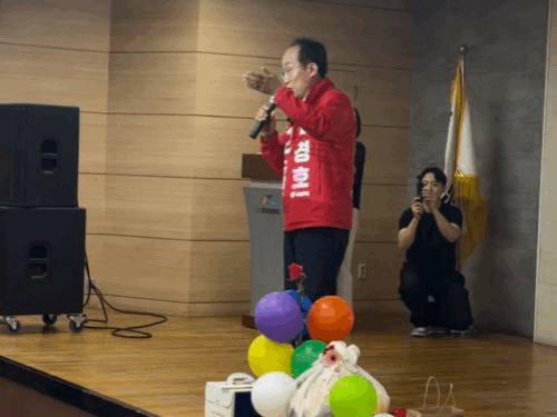 추 후보가 부른 곡은 트로트 가수 유진표의 '천년지기'였다. "내가 지쳐 있을 때 내가 울고 있을 때…" 반주가 깔리자 어르신들이 박자에 맞춰 손뼉을 쳤다. ⓒ 데일리안 김수현 기자