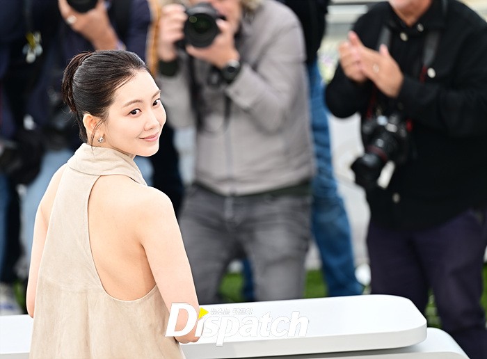 노란 수영복에 섹시한 몸매 어필하는 존예 처자
