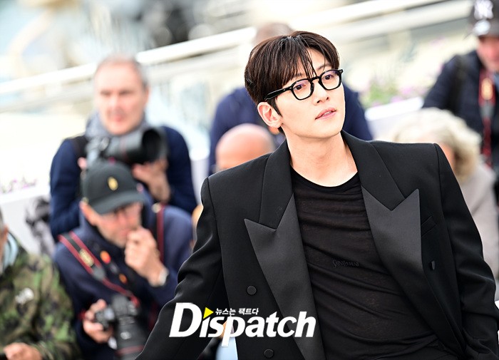 노란 수영복에 섹시한 몸매 어필하는 존예 처자