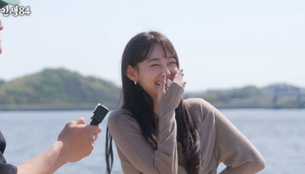 노란 수영복에 섹시한 몸매 어필하는 존예 처자
