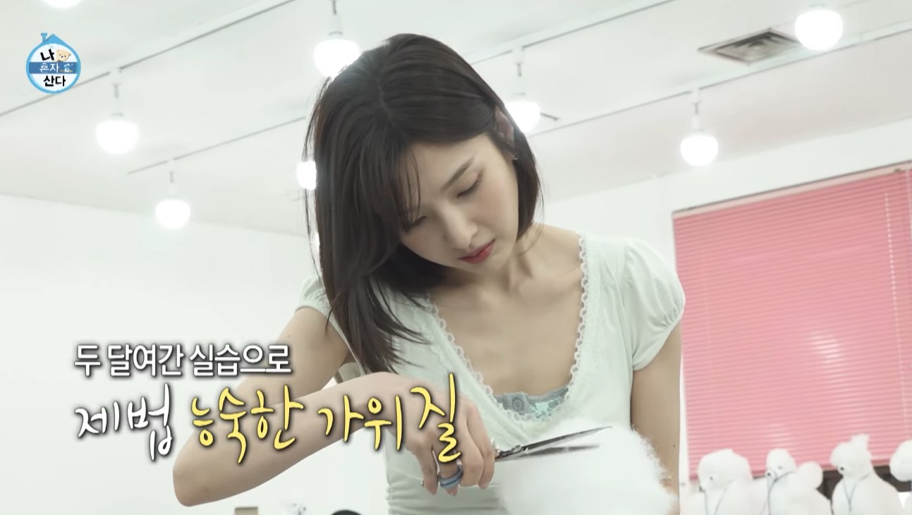 노란 수영복에 섹시한 몸매 어필하는 존예 처자