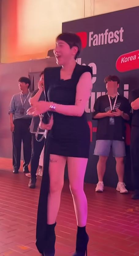 노란 수영복에 섹시한 몸매 어필하는 존예 처자