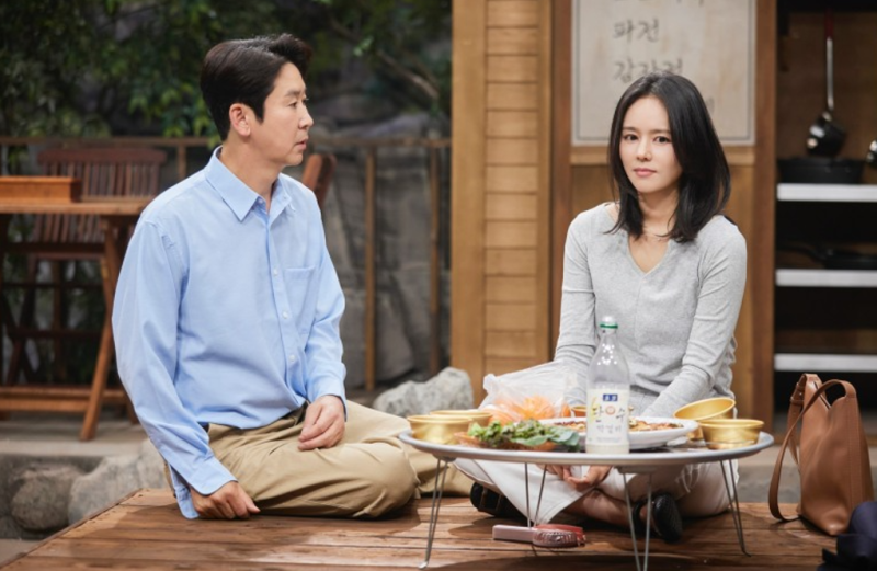 노란 수영복에 섹시한 몸매 어필하는 존예 처자