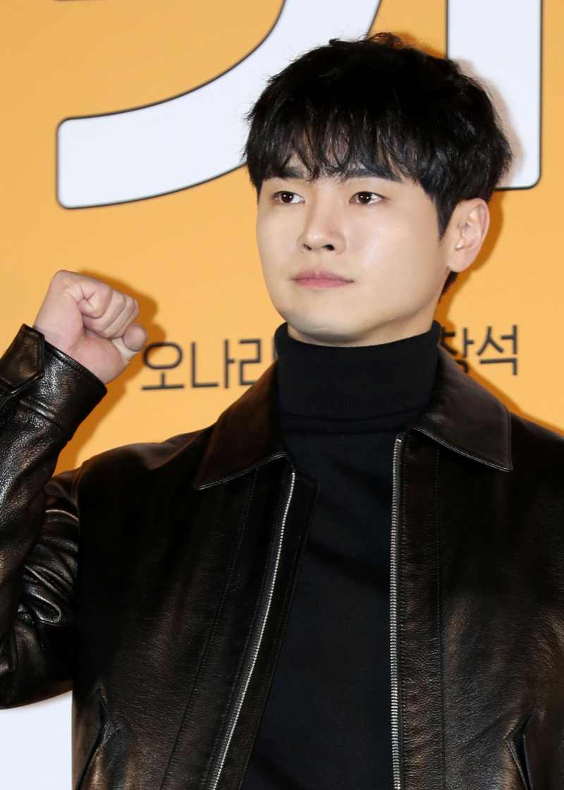노란 수영복에 섹시한 몸매 어필하는 존예 처자