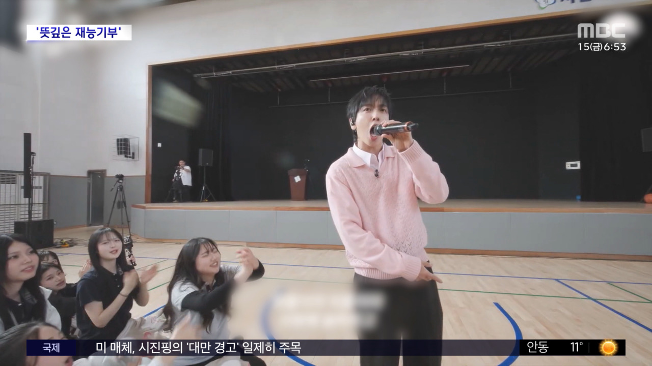 노란 수영복에 섹시한 몸매 어필하는 존예 처자