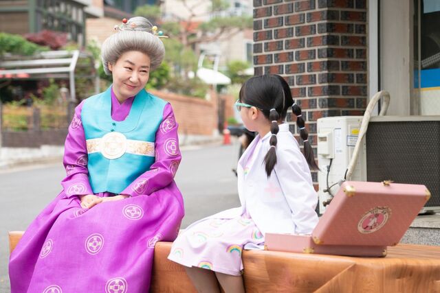 노란 수영복에 섹시한 몸매 어필하는 존예 처자