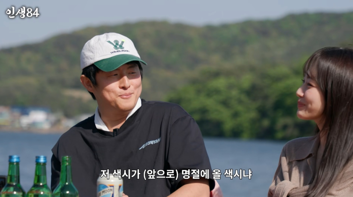 노란 수영복에 섹시한 몸매 어필하는 존예 처자