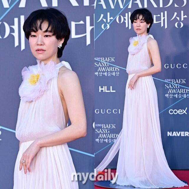 노란 수영복에 섹시한 몸매 어필하는 존예 처자