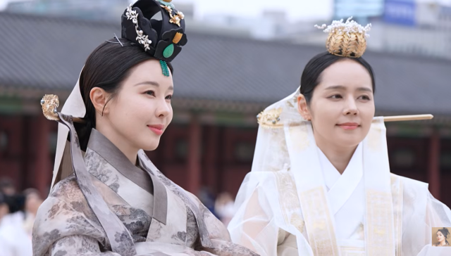 노란 수영복에 섹시한 몸매 어필하는 존예 처자