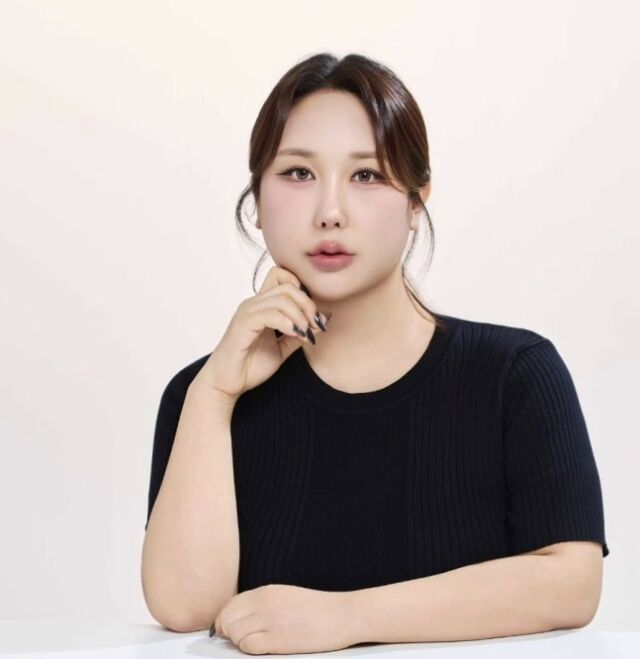노란 수영복에 섹시한 몸매 어필하는 존예 처자