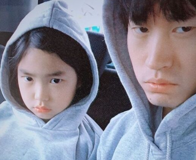 노란 수영복에 섹시한 몸매 어필하는 존예 처자