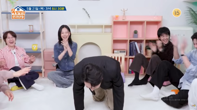 노란 수영복에 섹시한 몸매 어필하는 존예 처자