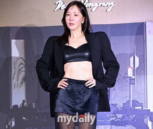 노란 수영복에 섹시한 몸매 어필하는 존예 처자