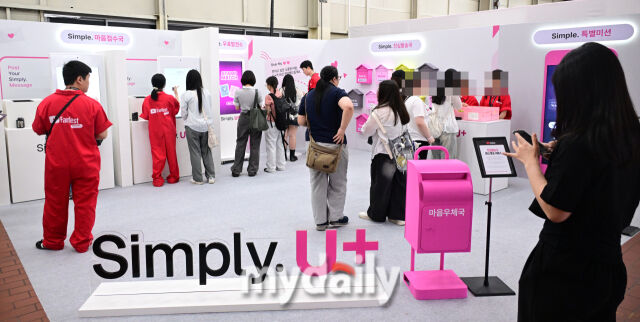 Visitors exploring the experience zone at 'YouTube Fan Festa Korea 2026' held at S-Factory in Seongsu-dong, Seoul on the 15th.