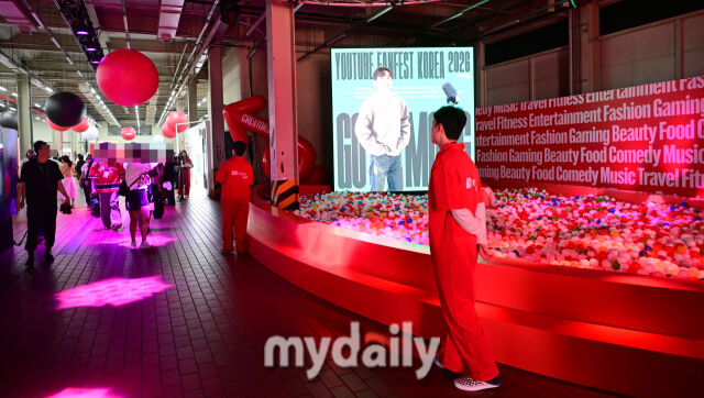 Visitors exploring the experience zone at 'YouTube Fan Festa Korea 2026' held at S-Factory in Seongsu-dong, Seoul on the 15th.