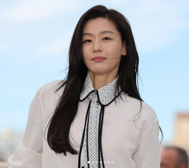 노란 수영복에 섹시한 몸매 어필하는 존예 처자